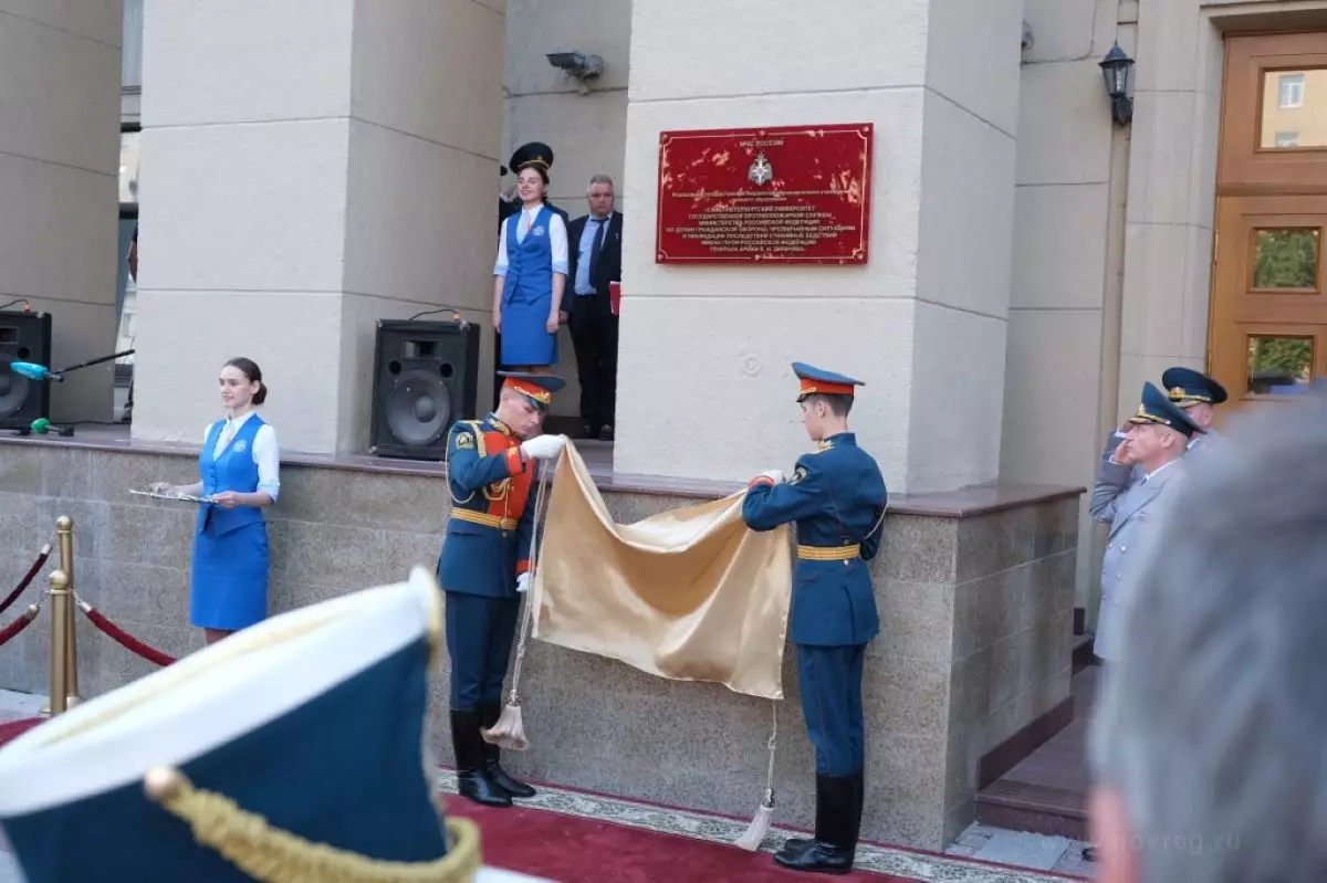 На здании Санкт-Петербургского университета Государственной противопожарной службы МЧС России открыли мемориальную доску в память о Евгении Зиничеве.