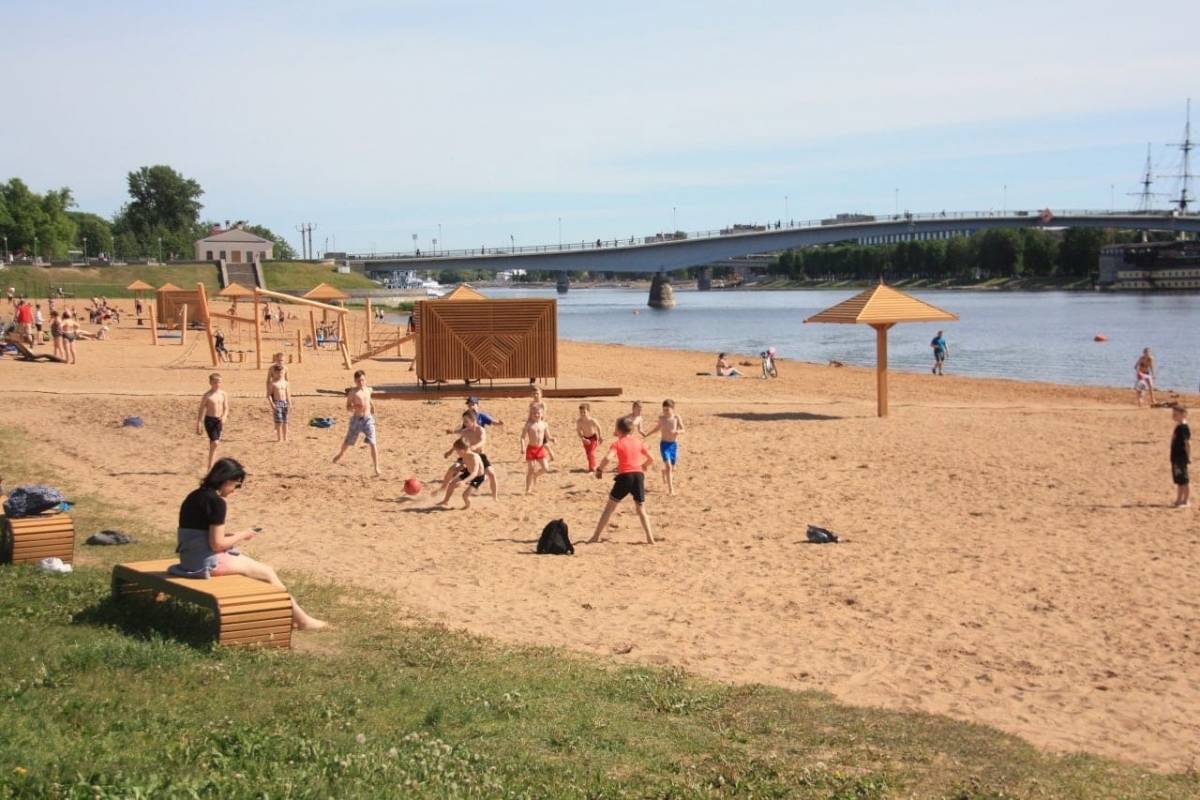 На территории Великого Новгорода оборудовано два места массового отдыха людей на воде: на Софийской и Юрьевской набережных