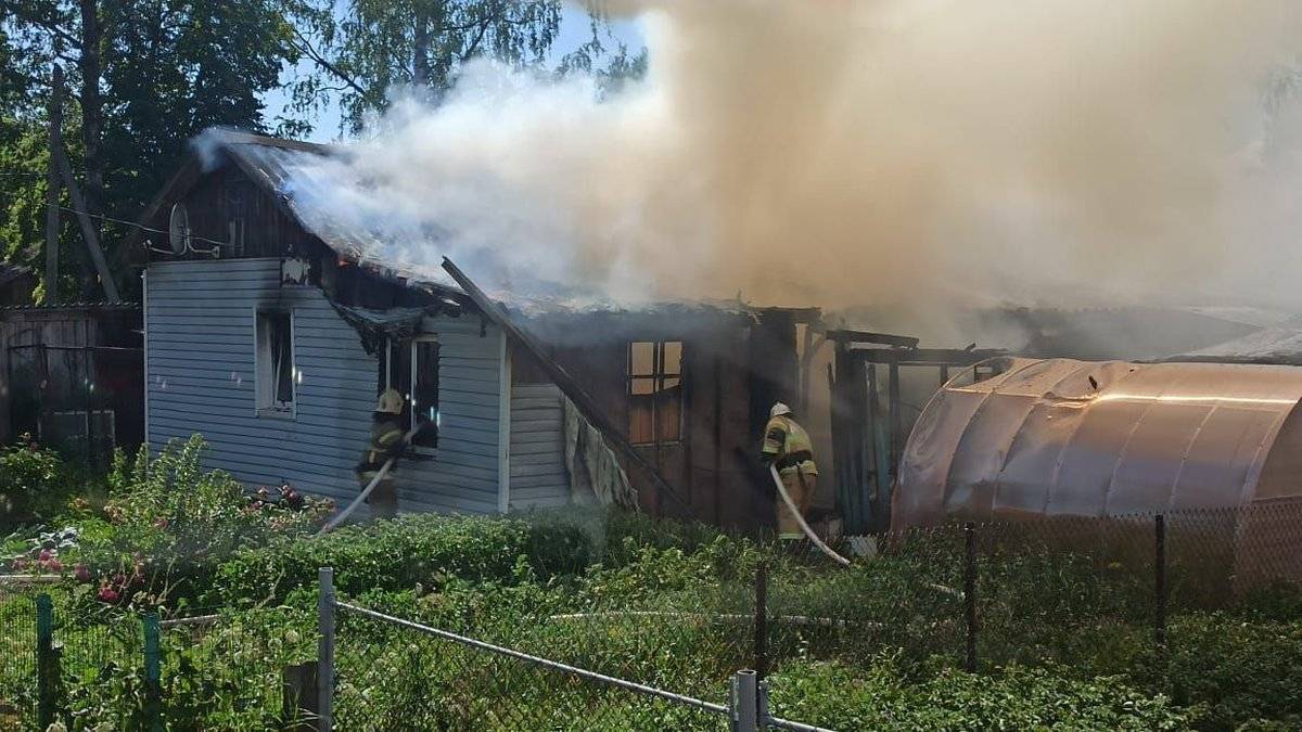 В Сольцах возник пожар в двухквартирном жилом доме