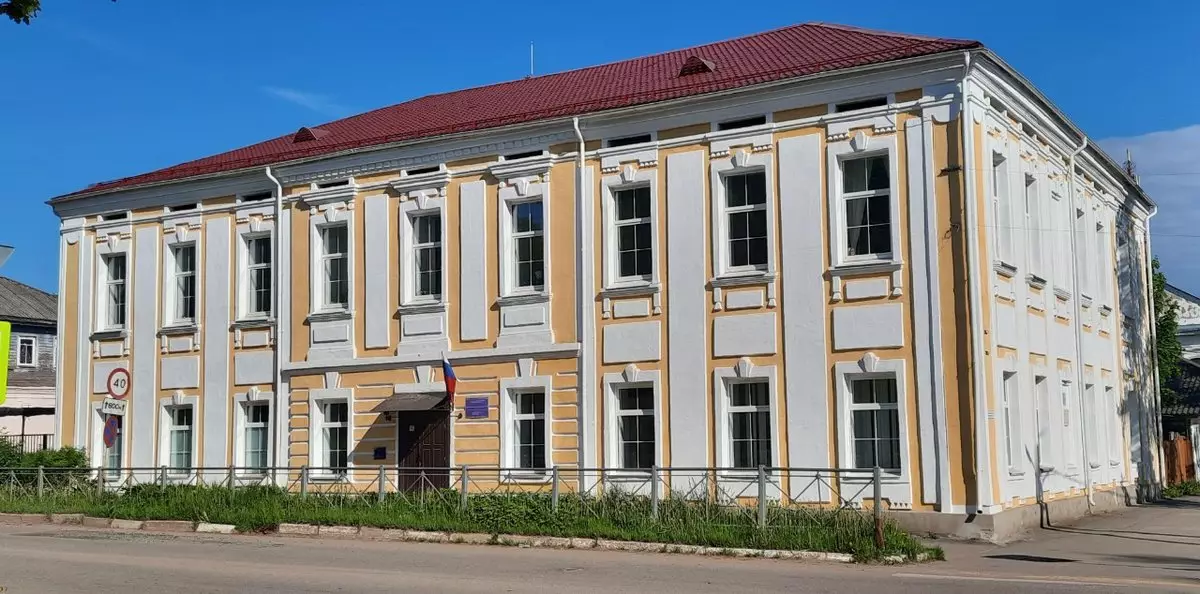 Школа искусств в Крестцах находится в бывшем путевом дворце Екатерины II.