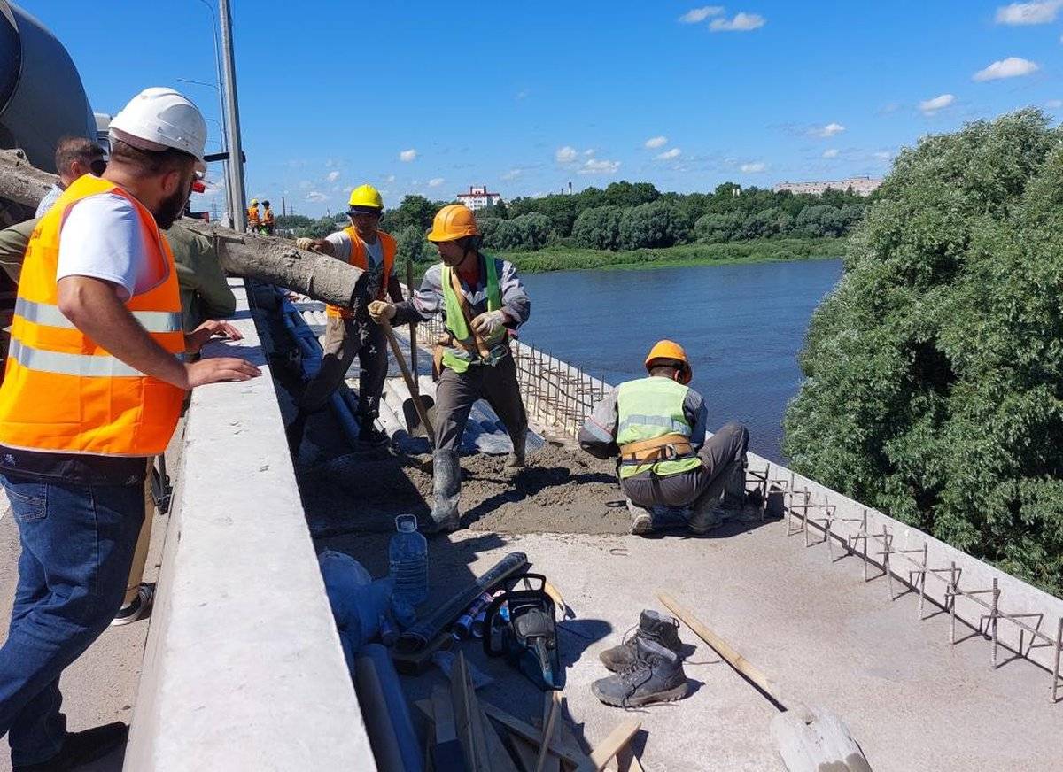 Компания «Лоис» должна завершить капитальный ремонт Колмовского моста к 30 июля.
