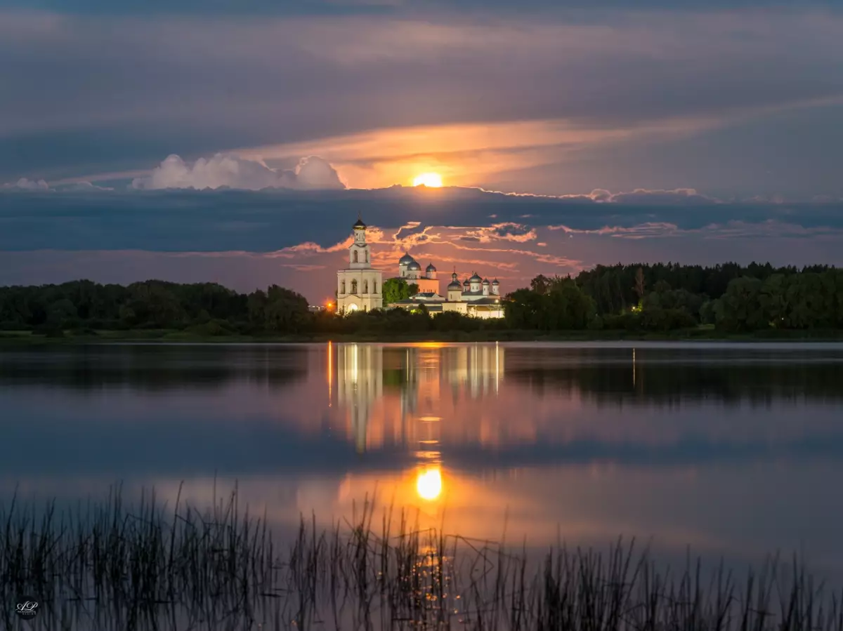 В Великом Новгороде серия великолепных снимков Луны над Юрьевским монастырём сделал фотограф Александр Парамонов