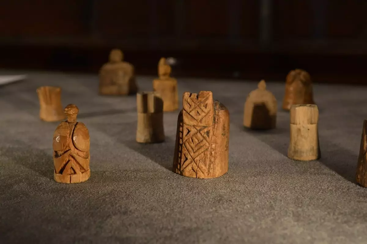 В собрании Новгородского музея насчитывается более 120 шахматных фигур.