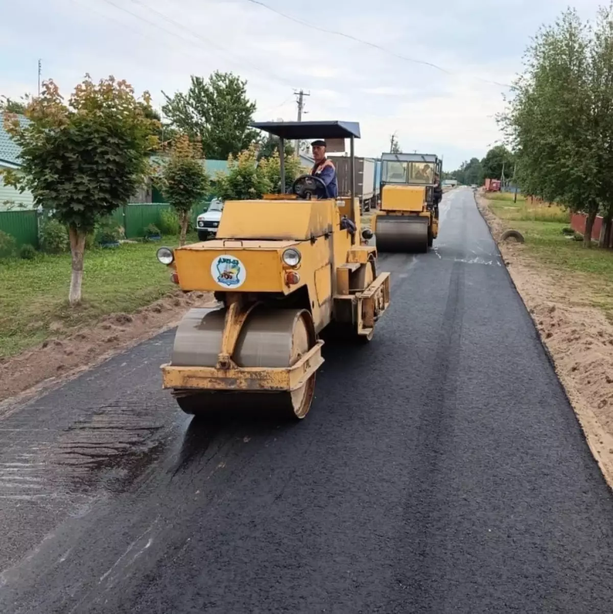 ООО «ДРП-53» завершила ремонт автомобильных дорог в деревнях Брякуново и Климовщина.