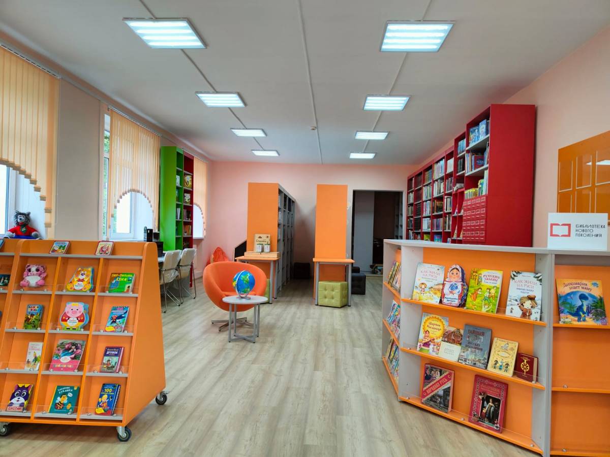 Библиотечное пространство разделили на семь зон: событийная площадка, детская зона,  зона свободного чтения, IT-зона и другие.