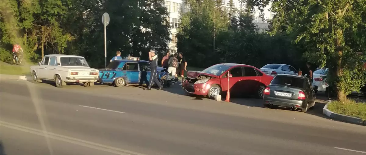 На Нехинской улице после столкновения с «КамАЗом» «ВАЗ» выехал в встречку, где столкнулся с «Фордом»