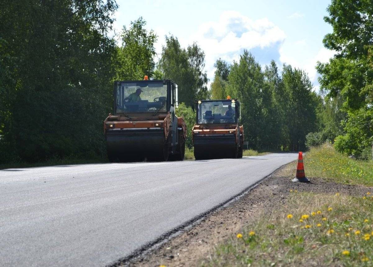 На ремонт дорог в двух районах выделили 990 млн рублей.