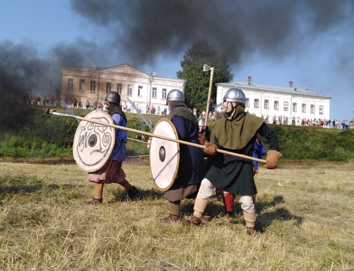Участники исторического фестиваля «Гледенъ» в Великом Устюге реконструировали эпизод одного из военных столкновений между средневековыми новгородцами и устюжанами.