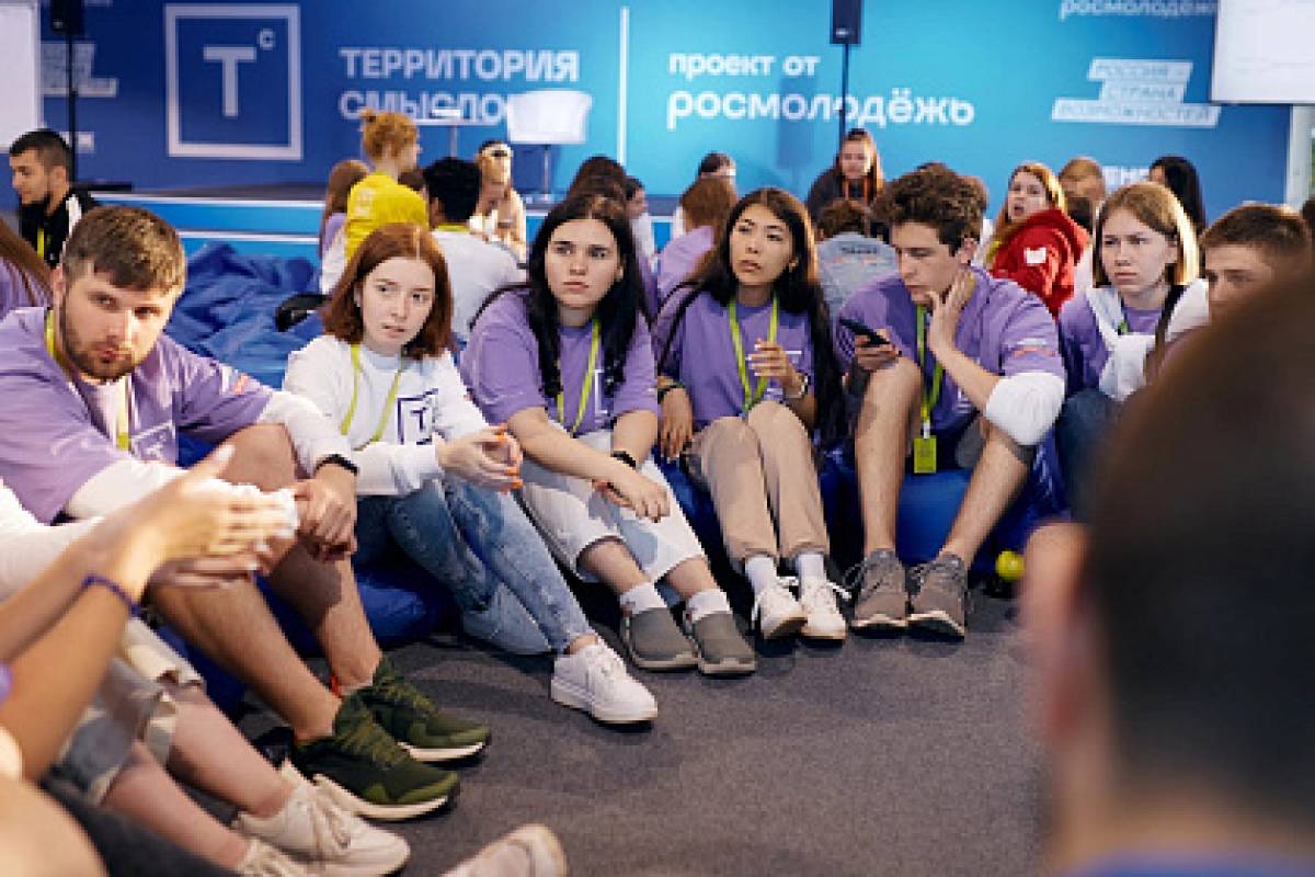 На всероссийском форуме «Территория смыслов» новгородские студенты спроектировали из мусора небольшую лодку «Личный Титаник».