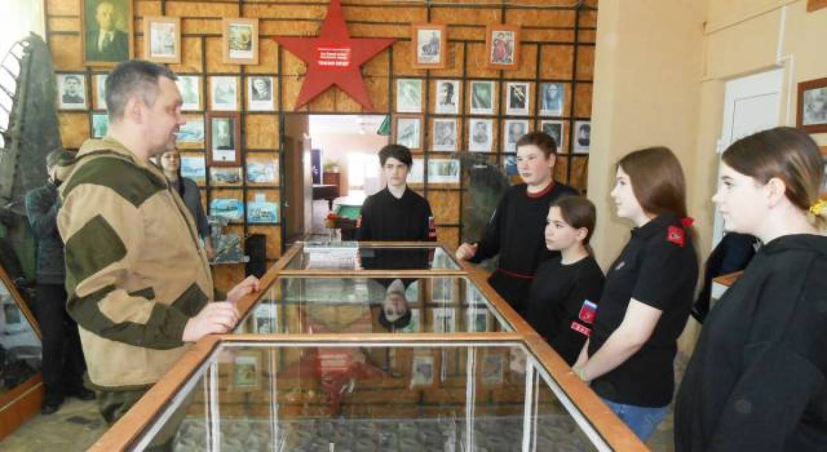 Георгий Васильев проводит экскурсию в Зале боевой славы в районном доме культуры.