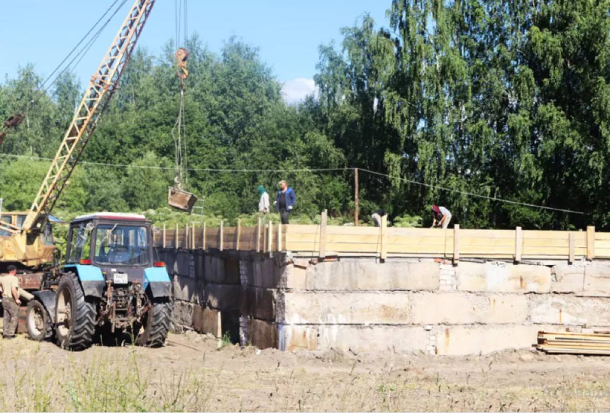 Крестьянско-фермерское хозяйство в Боровичском районе строит для своих работников дом на две семьи.