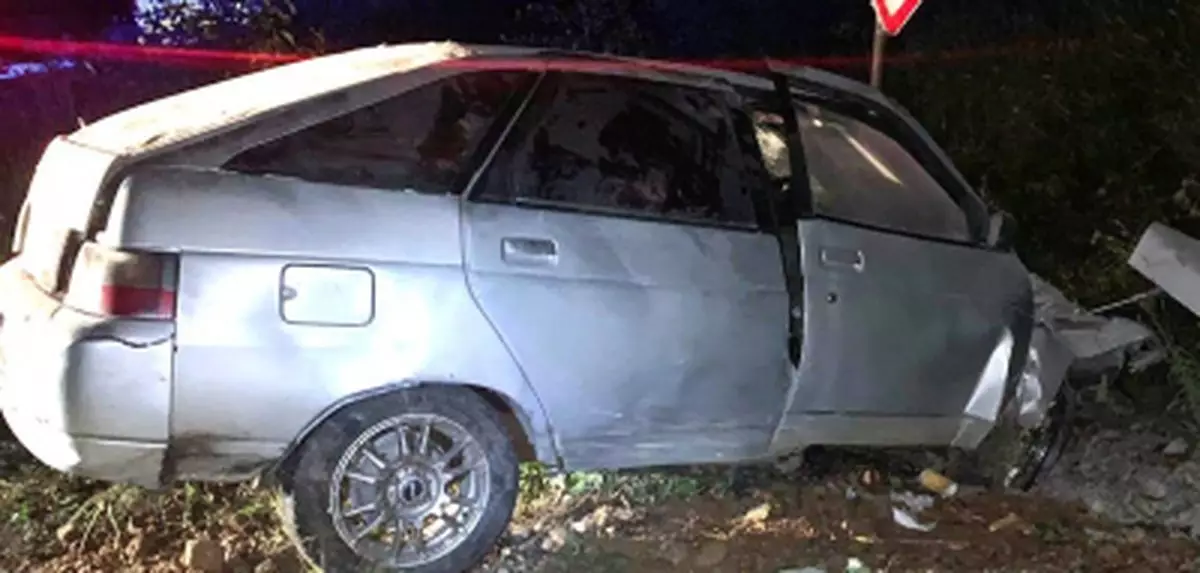Водитель и его 24-летняя пассажирка скончались от полученных травм.