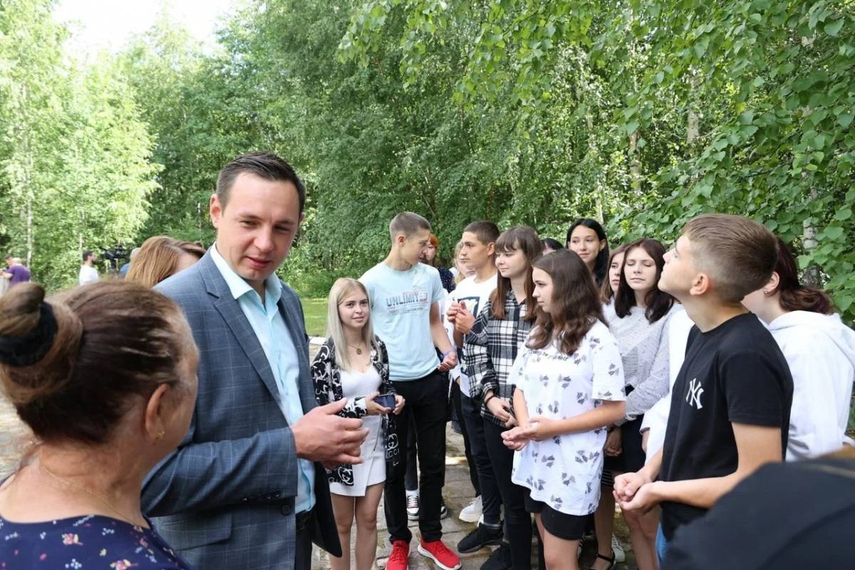 Врио министра образования Дмитрий Яковлев пожелал ребятам и их наставникам хорошей смены.