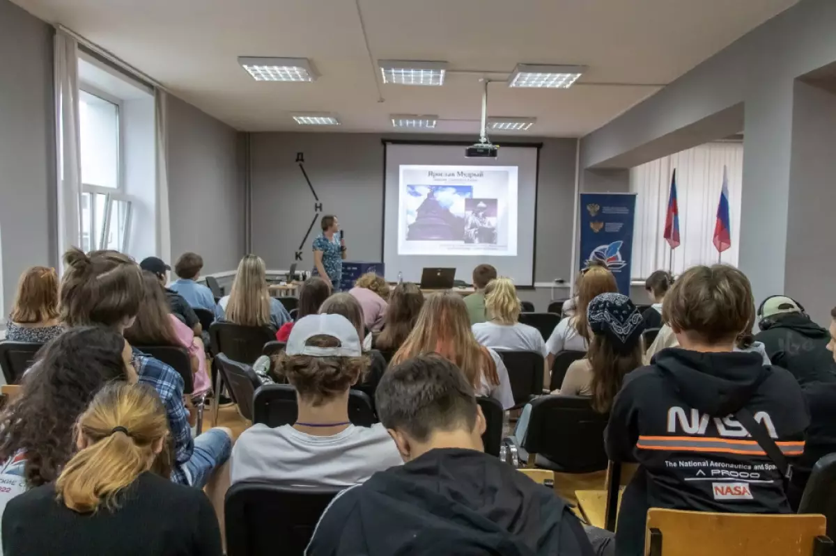 Лекцию школьникам прочитала заведующая кафедрой истории России и археологии Елена Торопова.