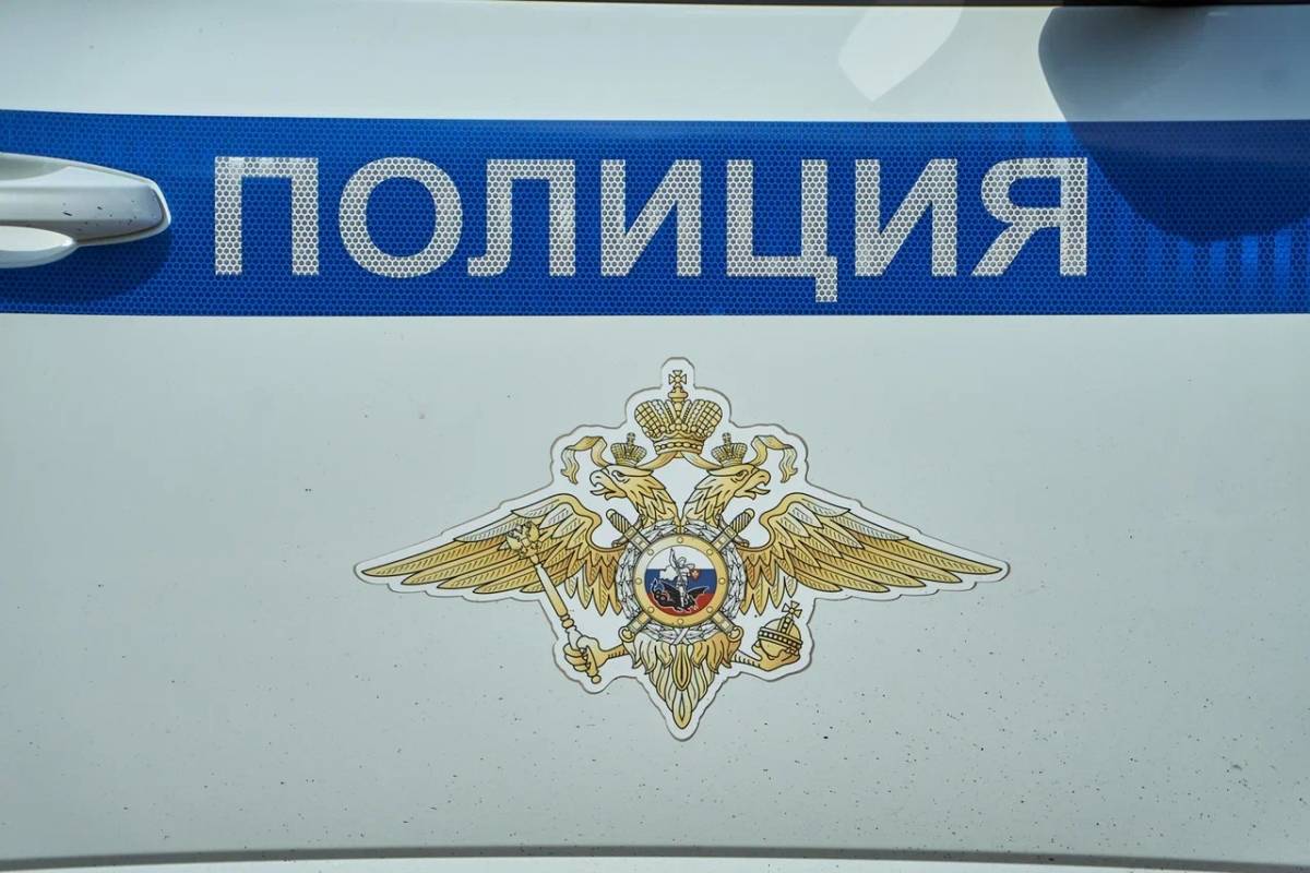 Новгородец врезался на угнанном грузовике в «Мерседес», владелец которого вызвал сотрудников ГИБДД.