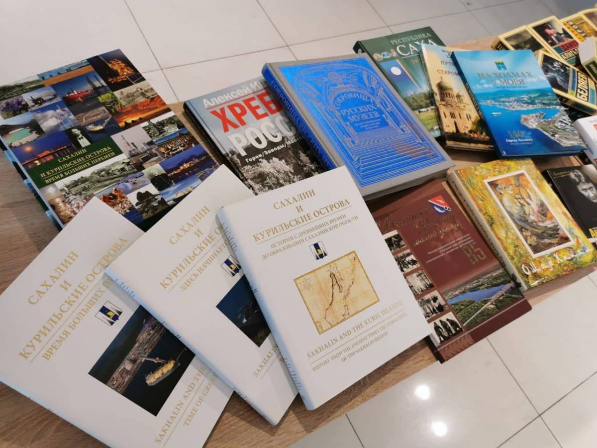 «Единая Россия» устанавливает в регионах стеллажи в рамках акции «Книги – Донбассу»