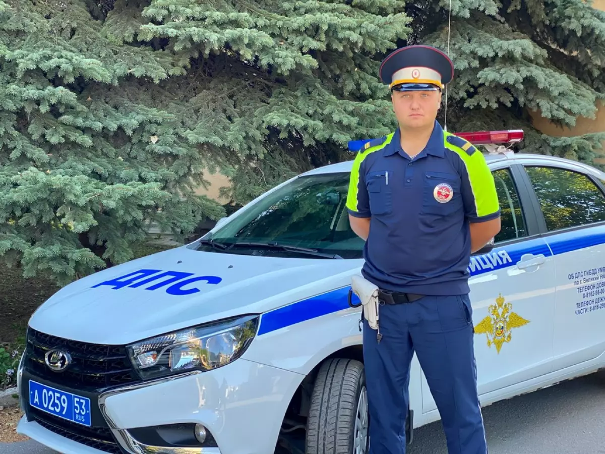 Инспектор ДПС оперативно доставил мужчину на служебном автомобиле в Новгородскую областную клиническую больницу.