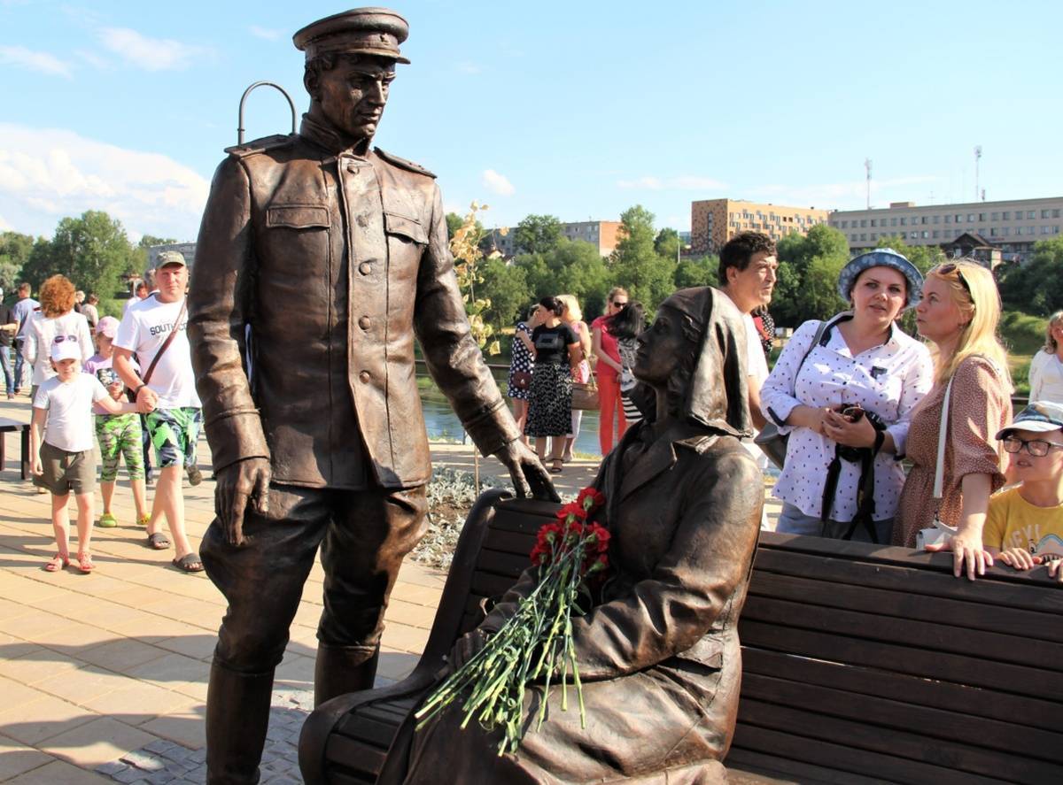 В июле на обновлённой набережной Мсты в Боровичах открыли памятник красноармейцу и медсестре.