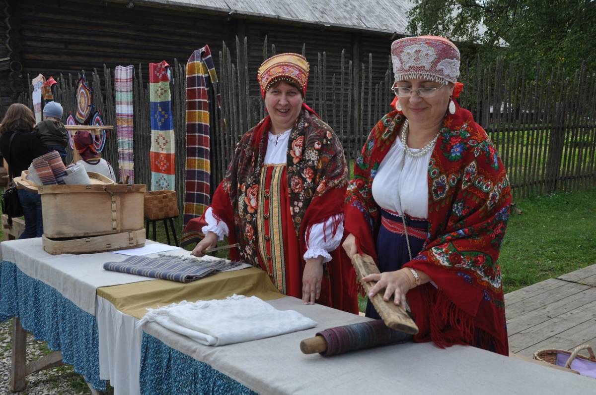 В новгородских «Витославлицах» проходит фольклорный съезжий праздник «Спасы»