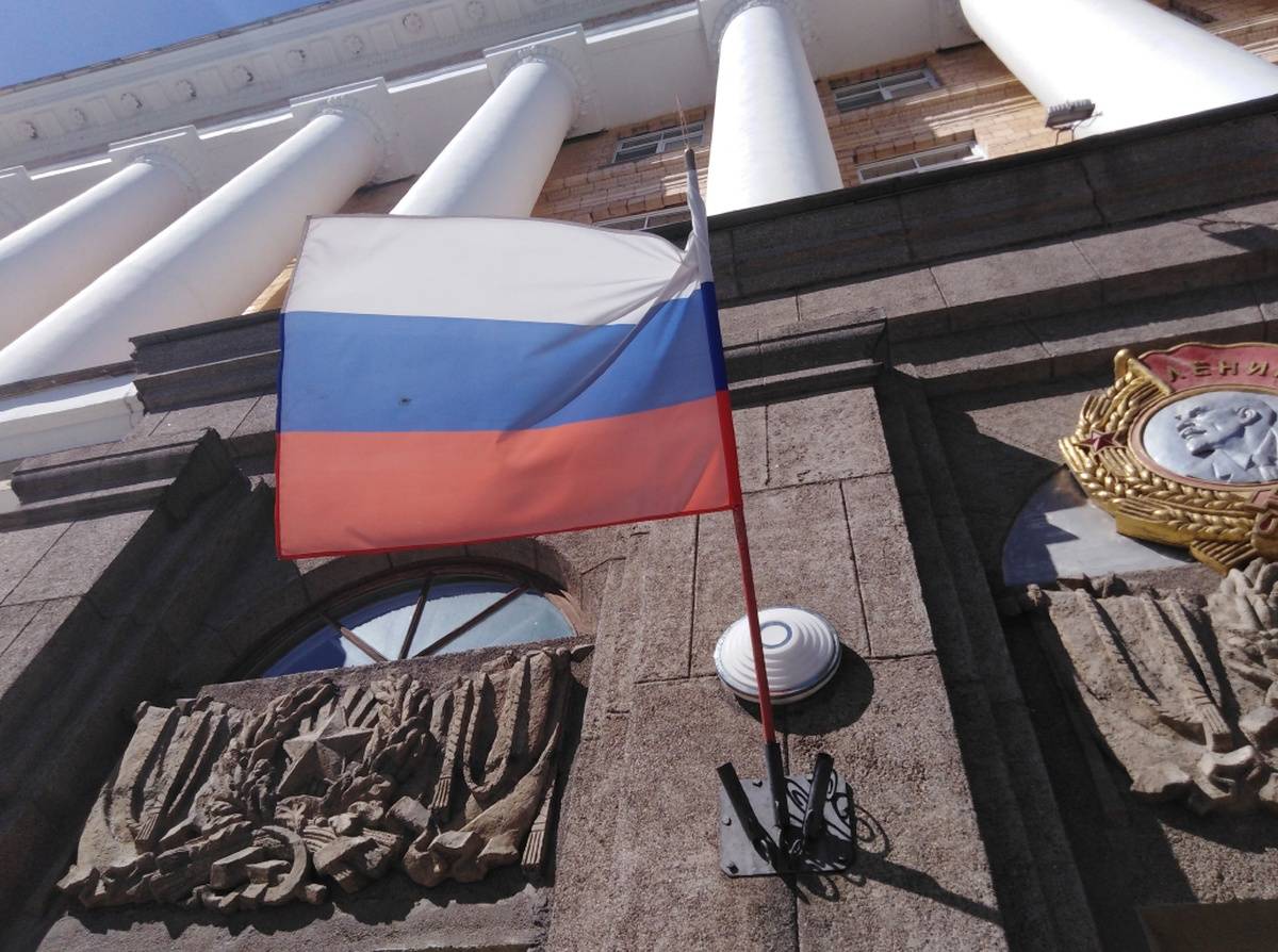 Впервые бело-сине-красный флаг с двуглавым орлом был поднят на первом русском военном корабле «Орёл».