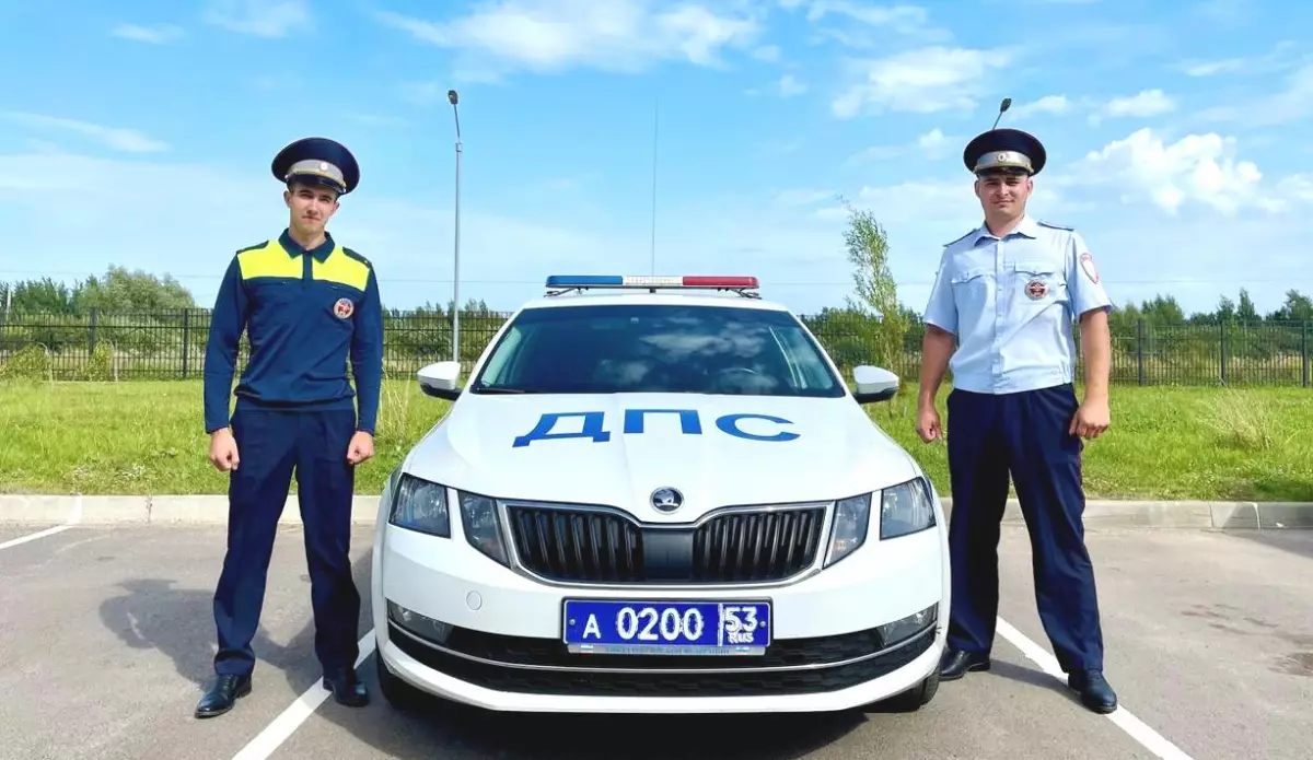 Сотрудники ДПС ГИБДД лейтенанты полиции Юлий Мартынов и Дмитрий Малагин находились на маршруте патрулирования в деревне Котовицы