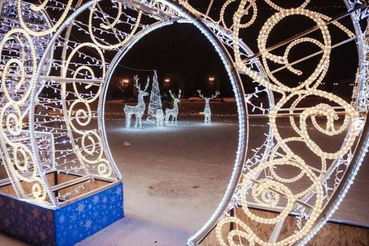 Минувшей зимой на Софийской площади в Великом Новгороде появились новые украшения.