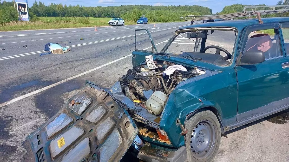 Две пассажирки «ВАЗа» и его водитель были доставлены в больницу.