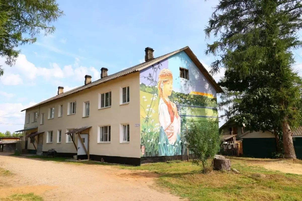 После появления мурала «Славянка» жильцы дома решили самостоятельно привести его в порядок – на собственные средства покрасили фасад.