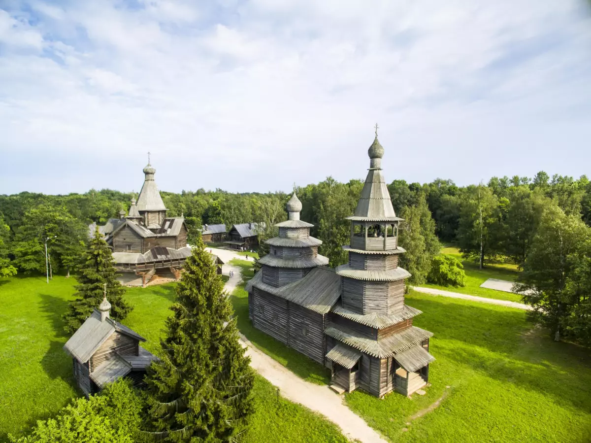 В «Витославлицах» отреставрировали 21 памятник деревянного зодчества.