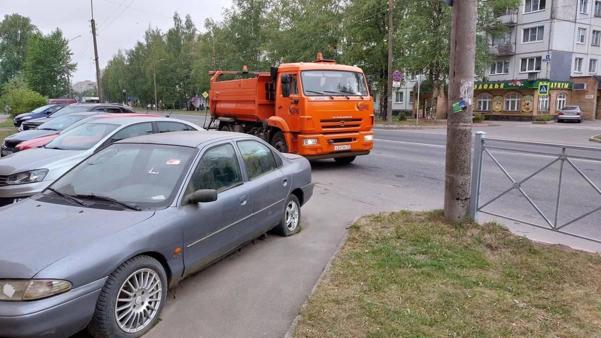 Одна из проблем Великого Новгорода – оставленный на улицах автохлам.
