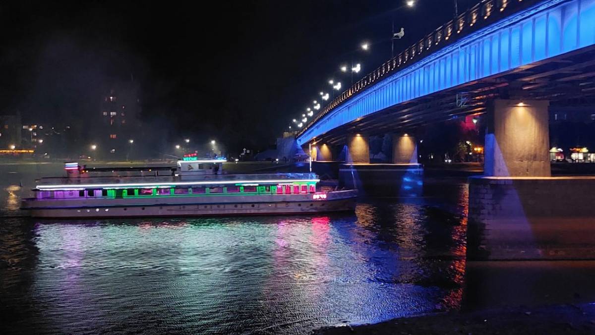 Предусмотрено освещение моста как со стороны Софийской набережной, так и со стороны набережной Александра Невского.