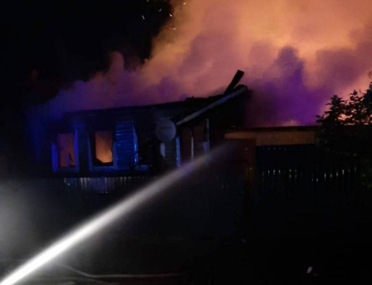 Дом уничтожен полностью,  пожарные спасли два дома в 15 метрах от сгоревшего.