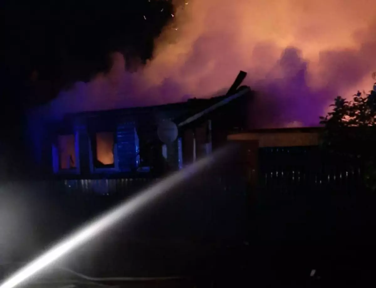 Дом уничтожен полностью,  пожарные спасли два дома в 15 метрах от сгоревшего.