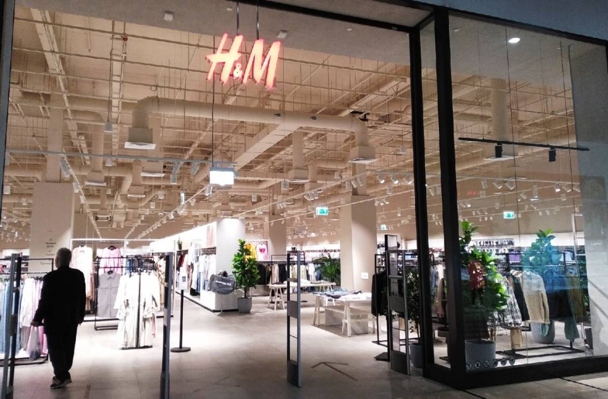  H&M в Великом Новгороде открылся для распродажи стока .