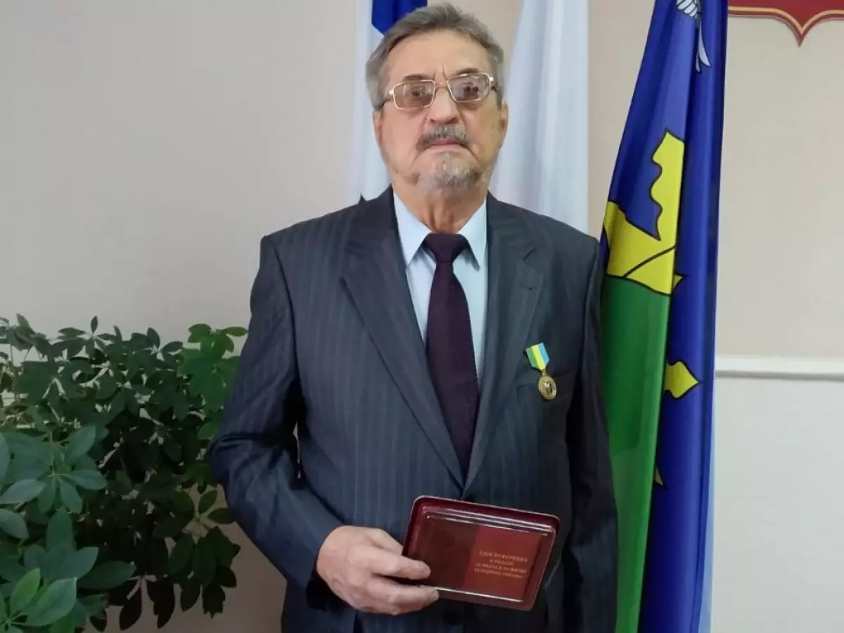Глава Батецкого района Владимир Иванов сегодня наградил Олега Черкашина медалью «За вклад в развитие Батецкого района».