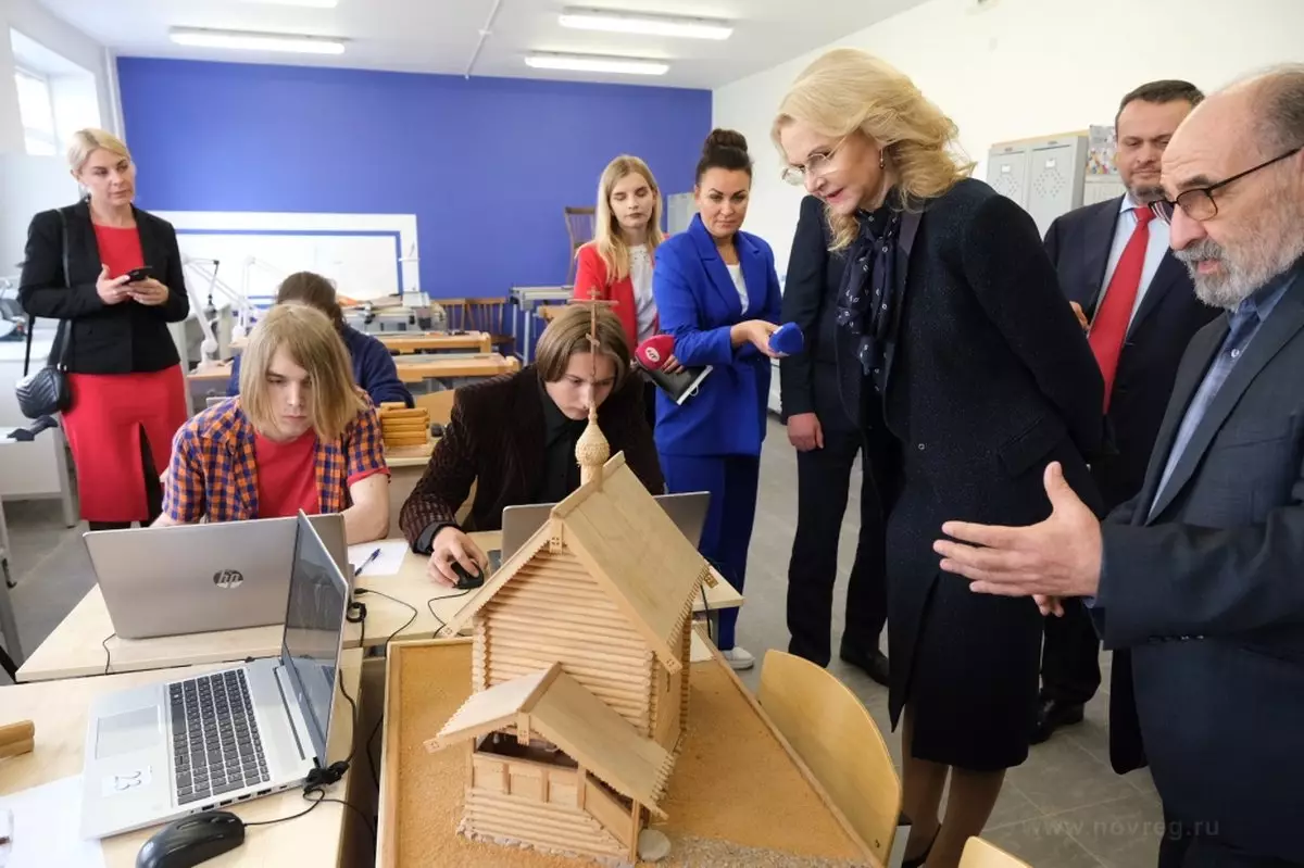 Вместе с губернатором Андреем Никитиным Татьяна Голикова осмотрела мастерские Строительного колледжа.
