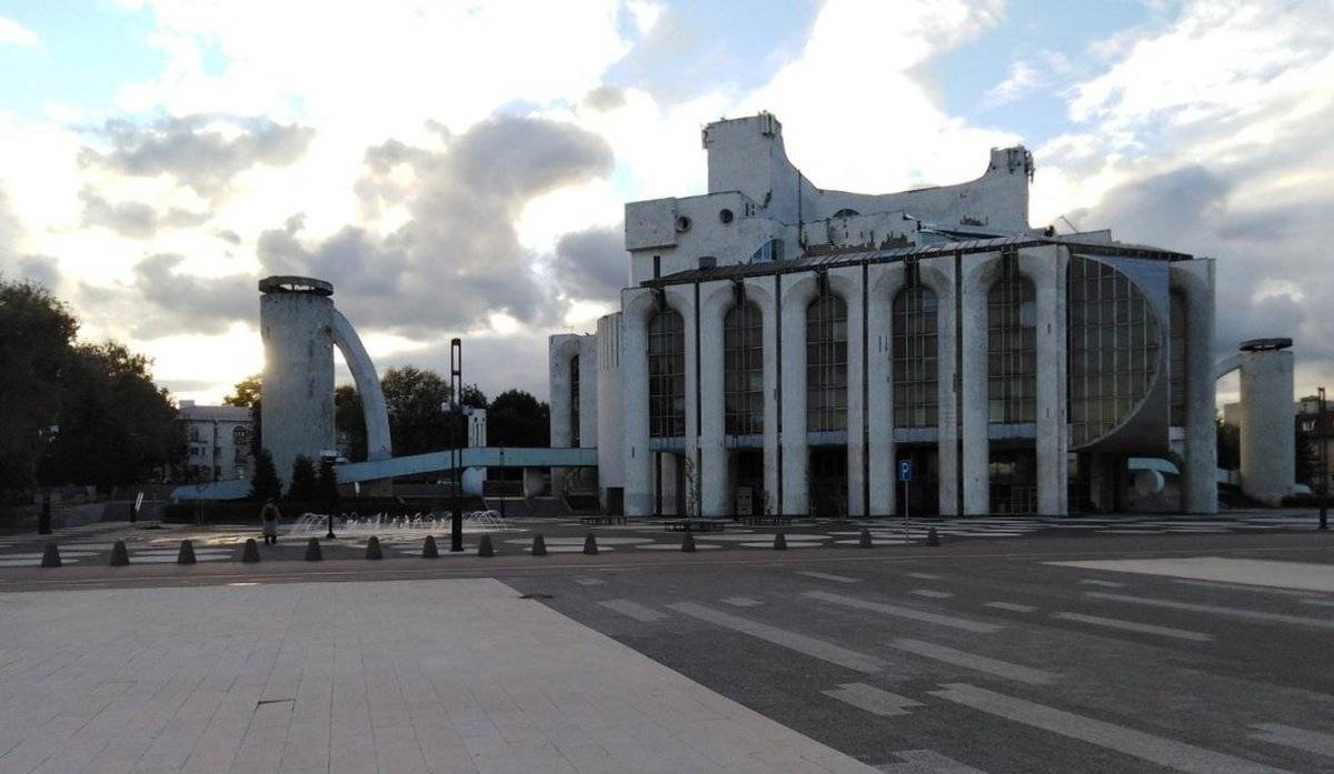 Областной театр драмы был построен в 1987 году  под руководством архитектора ГИПРОТЕАТРа Владимира Сомова.