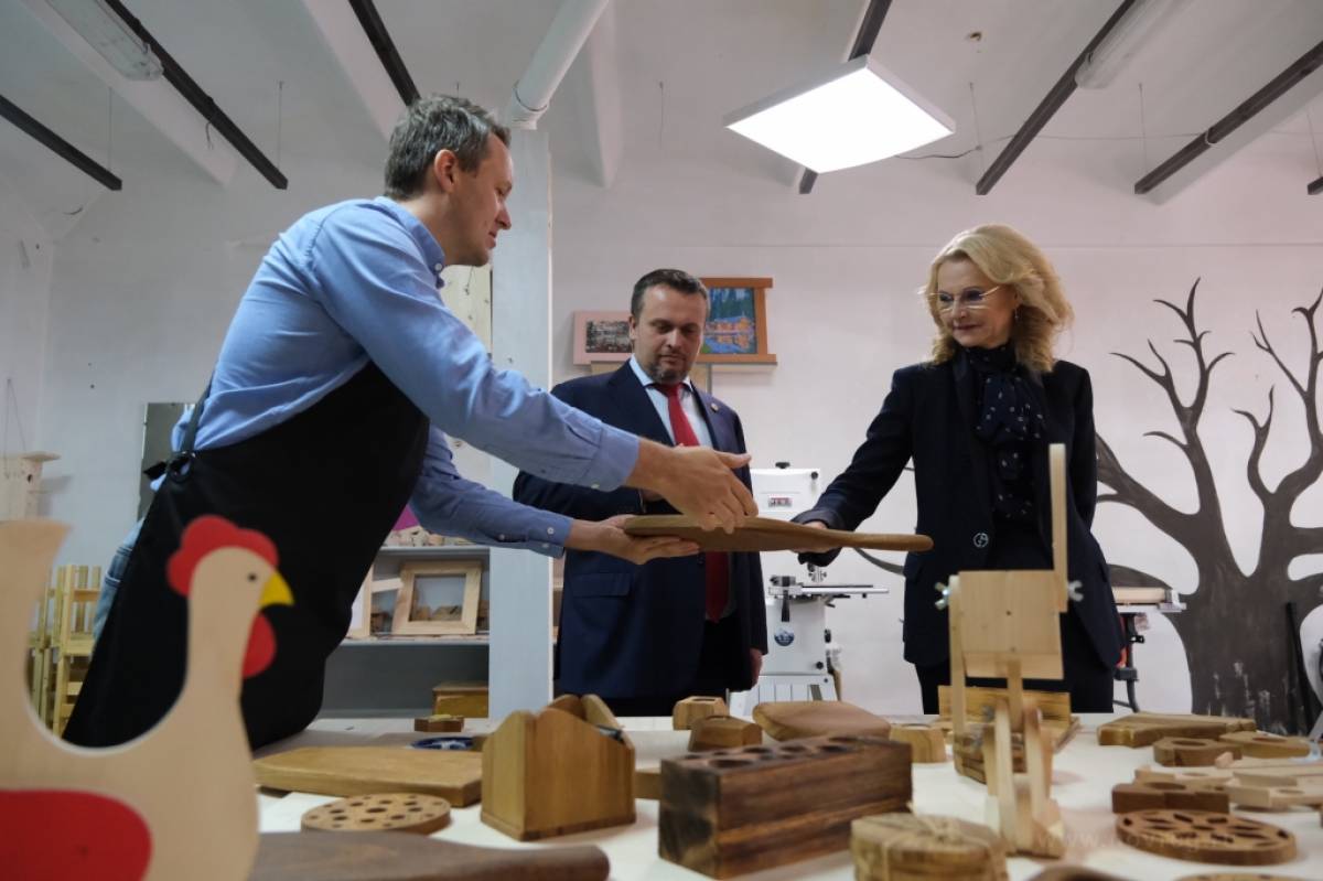 Татьяна Голикова посетила мастерскую Сергея Мухина, который обучает детей и взрослых технологиям работы с деревом.