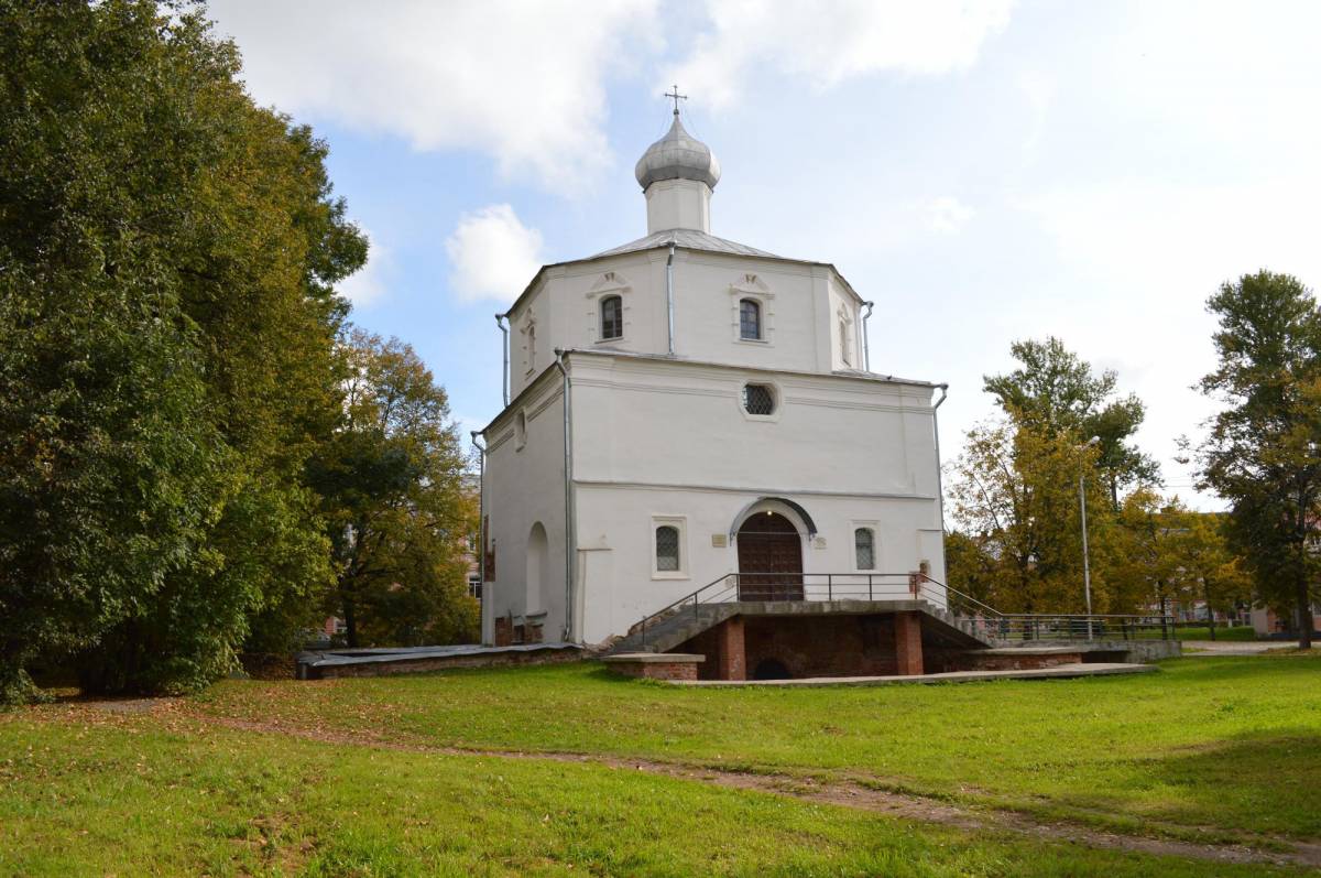 Первое летописное упоминание о строительстве деревянной церкви «Георгия на Торговище» относится к 1133 году.