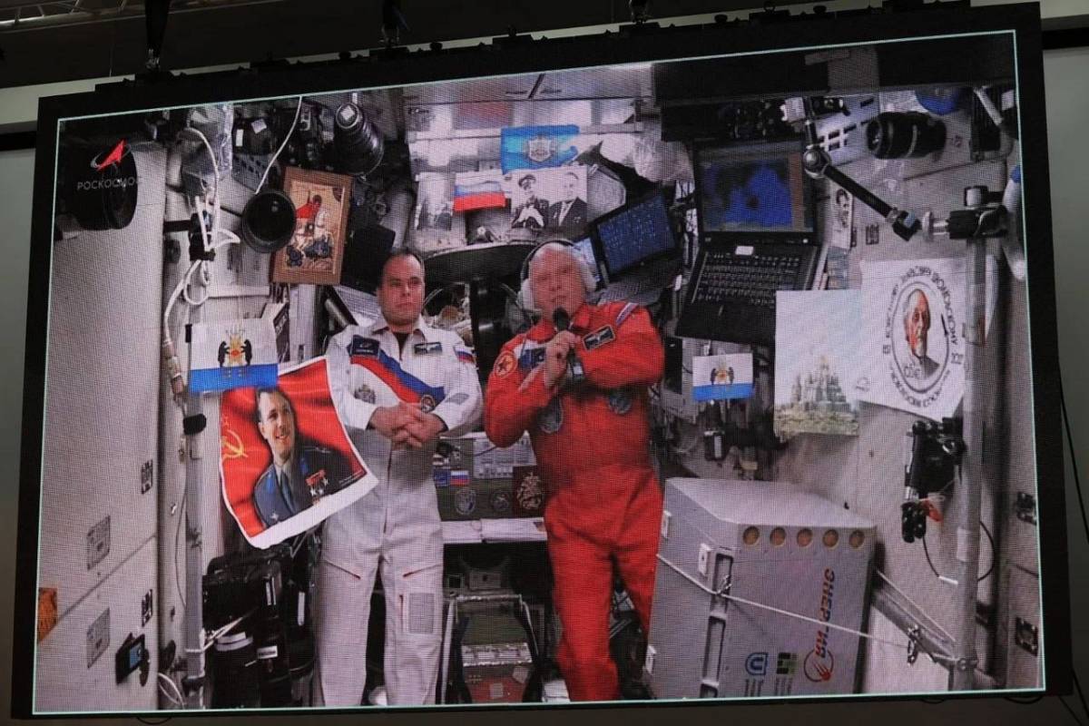 Новгородцы пообщались космонавтами Олегом Артемьевым и Сергеем Корсаковым, которые сейчас работают на МКС