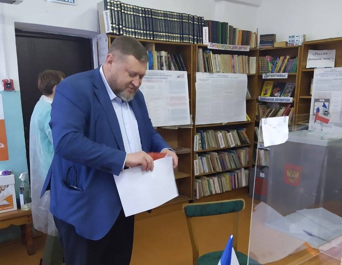 Глава Любытинского района Андрей Устинов рассказал, что проголосовал на избирательном участке в деревне Шереховичи.