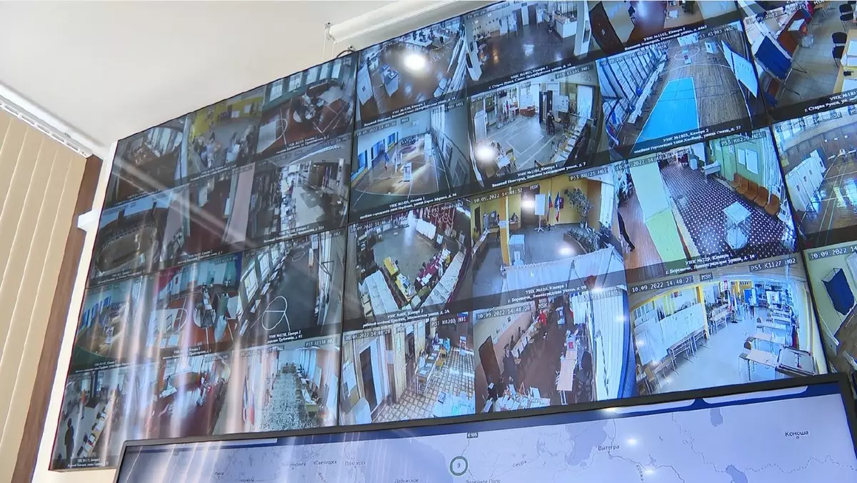 В офисе Общественной палаты региона работает Центр общественного наблюдения, где на большие экраны в режиме реального времени выводится видеоизображение с избирательных участков.
