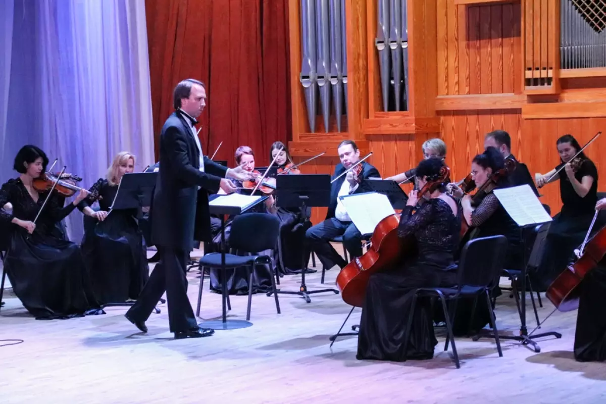 Для зрителей в зале Луганской академической филармонии звучали мировые шедевры известных русских композиторов.