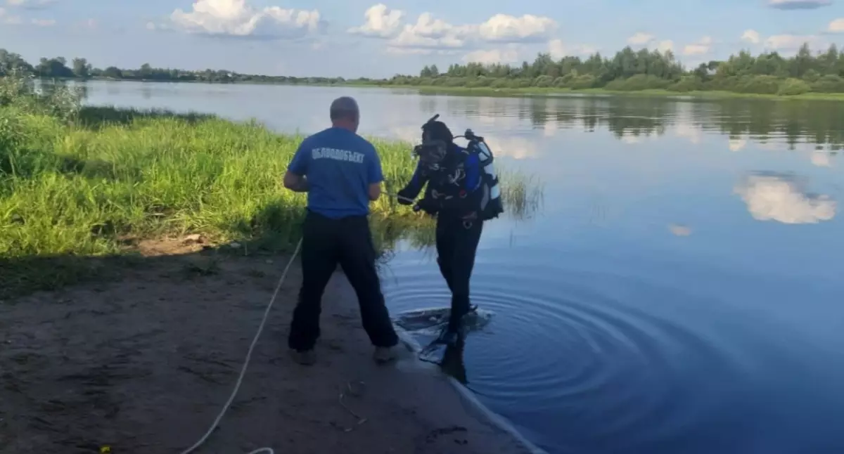 В 7:11 тело мужчины обнаружено рядом с лодкой у берега река Малая Шелонь.