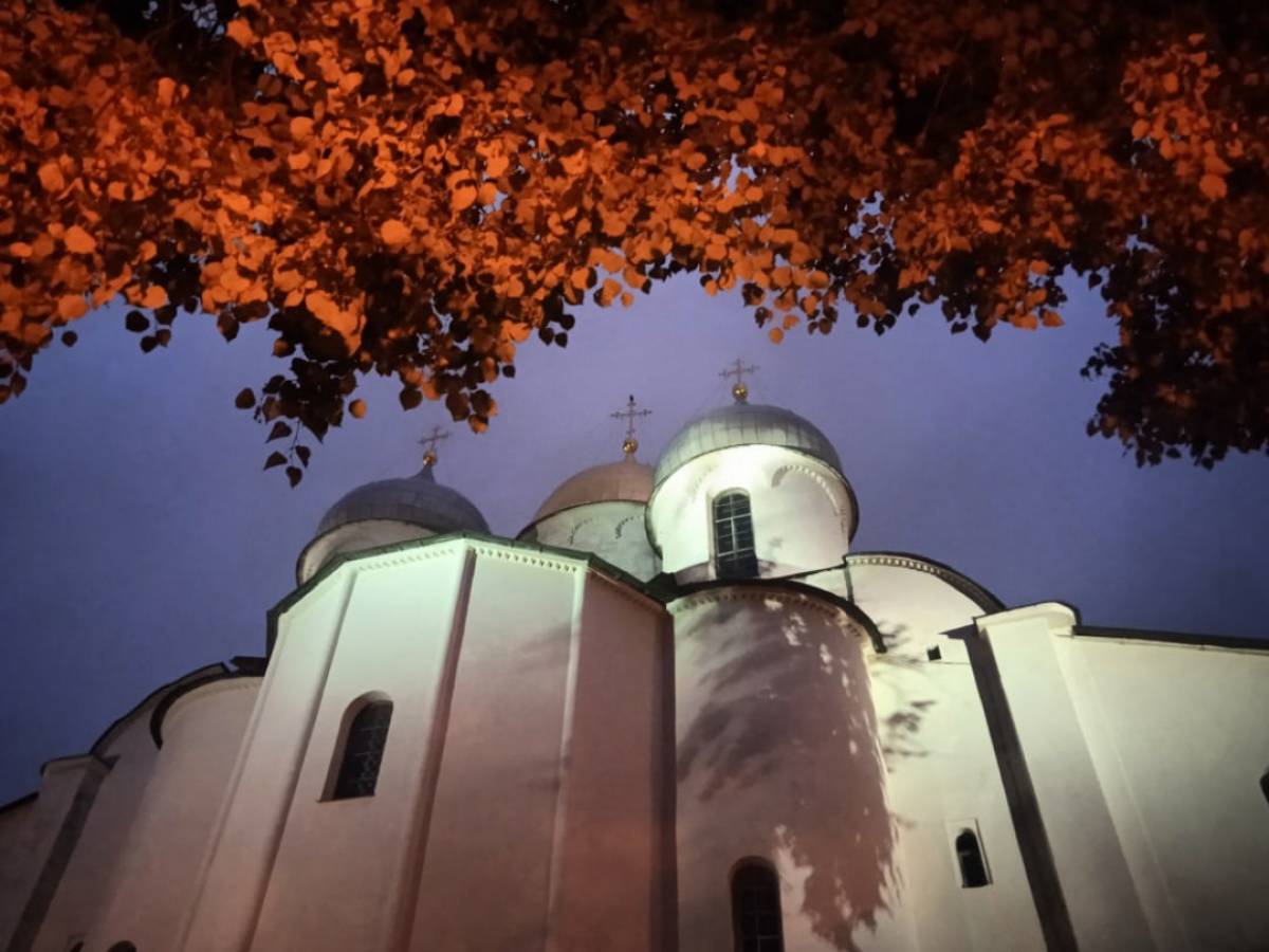 К началу XI века в Новгороде уже вовсю ведутся христианские проповеди и строительство православных храмов, одним из которых новгородцы до сих пор могут любоваться в самом центре Кремля