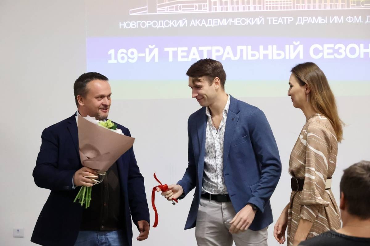 Глава региона вручил ключи от новых квартир актёрам театра – Светлане Сабаевой и молодой семье Швыденко.