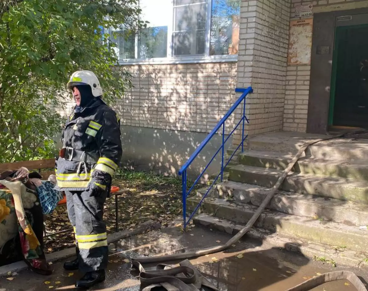 Из горящей квартиры спасли мужчину и передали его медикам с признаками отравления угарным газом.
