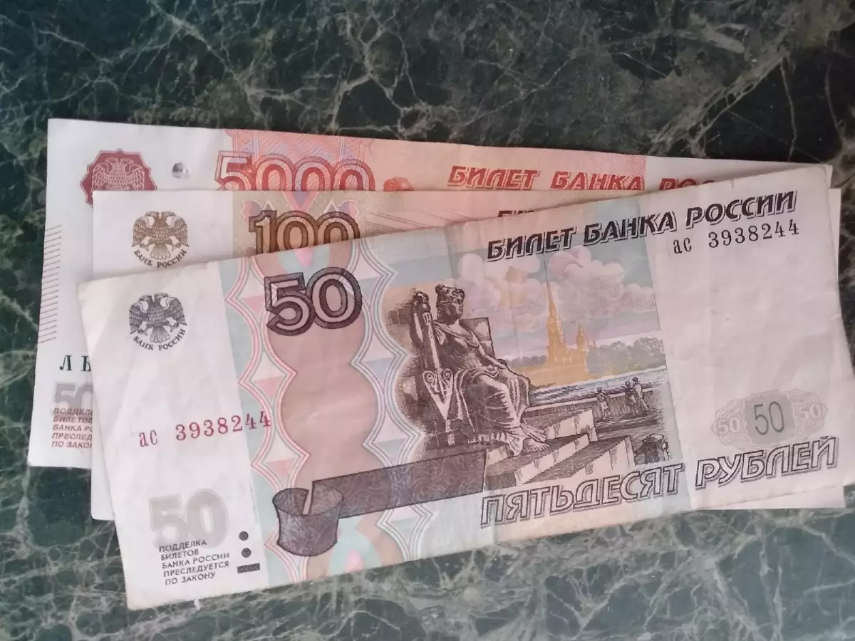 После ухода незнакомки пожилая женщина обнаружила пропажу127 тысяч рублей.