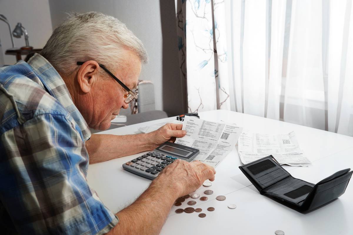 С 1 января предлагается повысить страховые пенсии ещё на 4,8%, что обеспечит прибавку в среднем на 1 тысячу рублей.