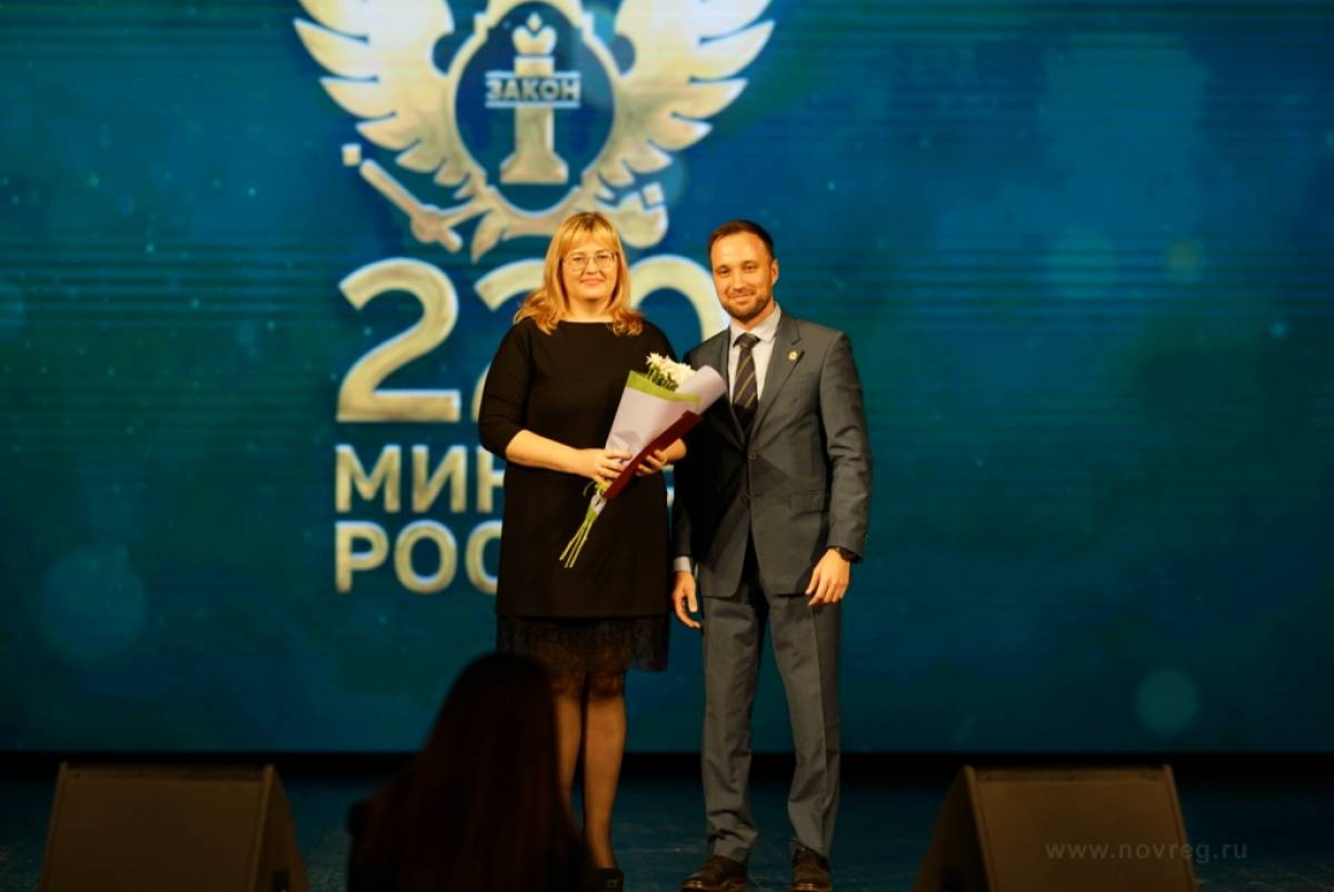 Андрей Данилов вручил награды сотрудникам ведомства за высокие достижения в профессиональной деятельности, безупречную и эффективную государственную службу.